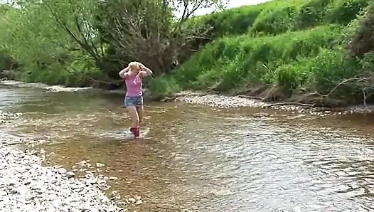 Pissing outdoors with stunning blonde