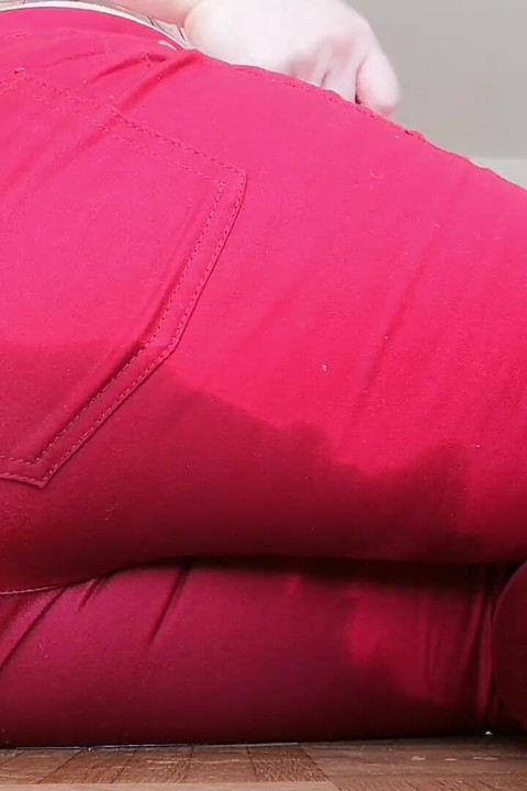 Wetting: pantat montok dan celana jins merah ketat