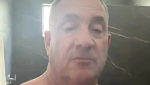 Üvey baba golf oynadıktan sonra duş alıyor