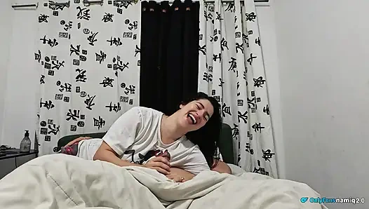 Üvey kız kardeşim yatakta bana yardım ediyor, böylece dinlenebiliyorum!