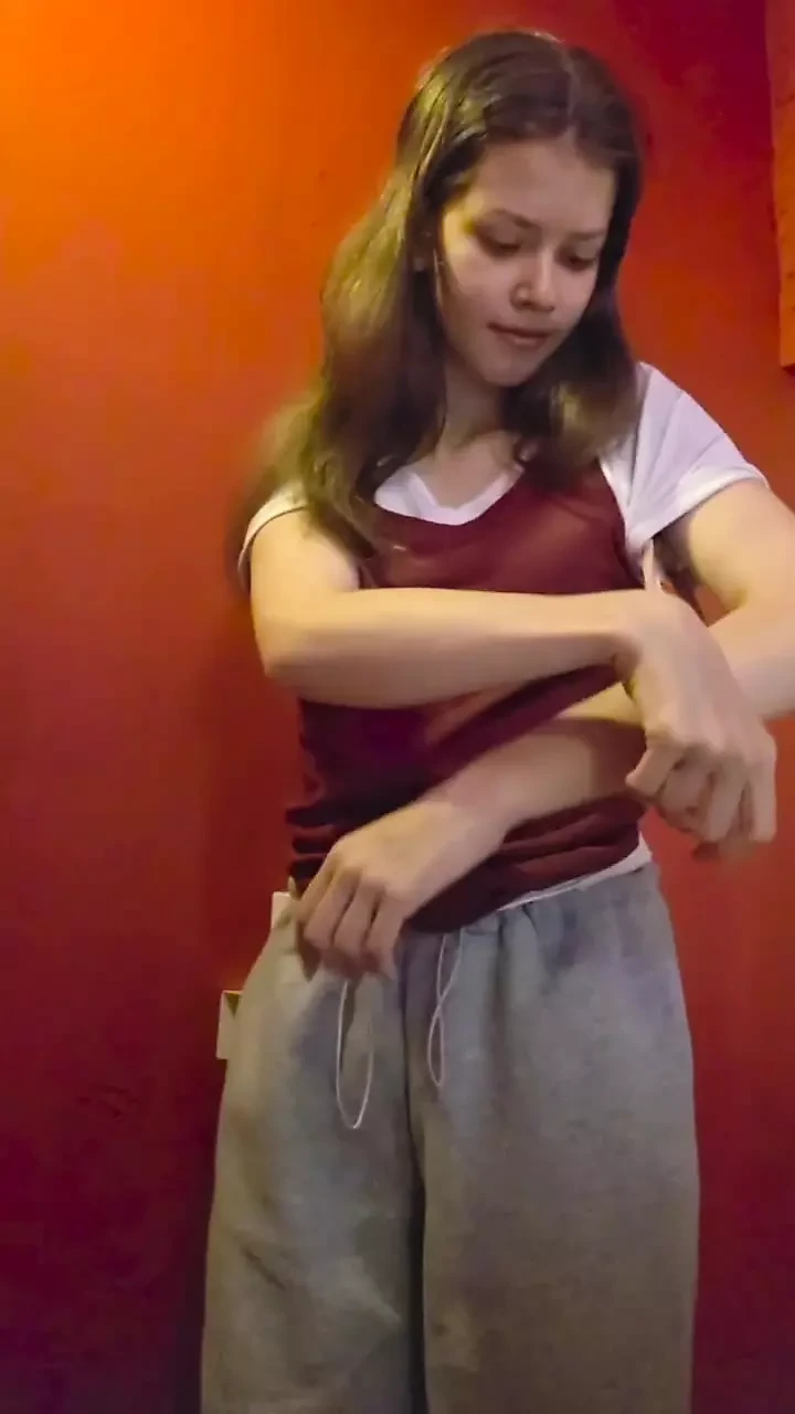 Sundar larki aapse pyar karti hai