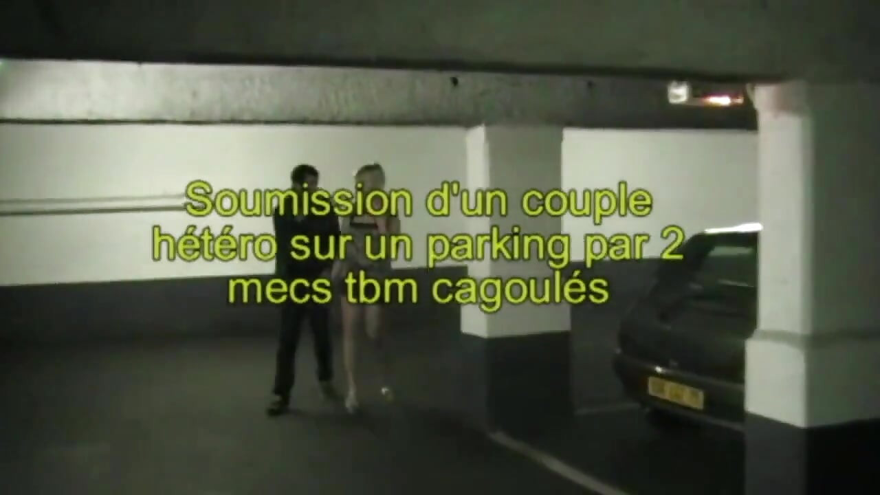 Bisexuelle aggression auf dem parkplatz im freien in der nacht