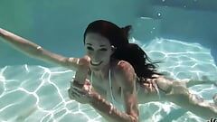 Brünette MILf sofie Marie taucht im pool ein, um mit dildos zu spielen
