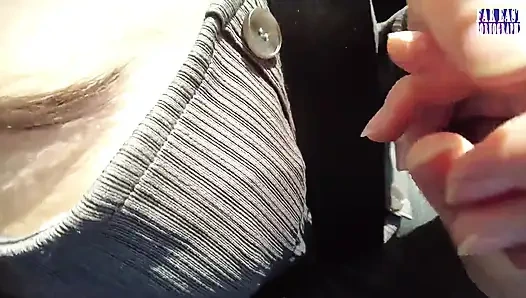 Прогулка с голым соском, где переполненные глаза искры горячий, тугий пик на ее взвернутые кончики фазе.1