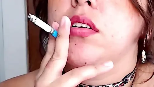 Ben de senin için kendime dokunurken birkaç sigara içiyorum