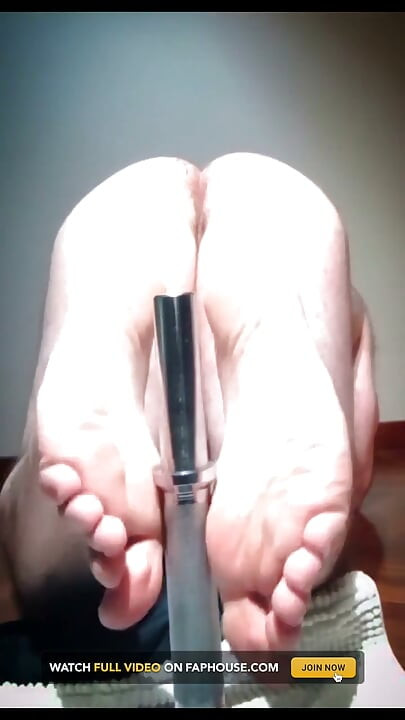 Muscular Bodybuilder Gives the Dumbbell a Filthy Footjob, M