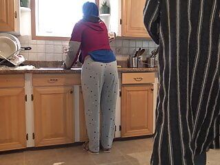 Marokkaanse vrouw krijgt een vluggertje op zijn hondjes in de keuken