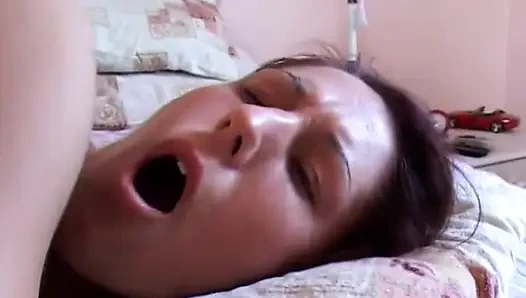 Orgazm olmak için kendi üvey kızını parmakladın