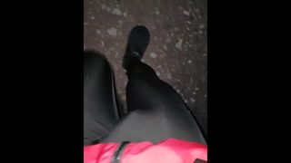 Lopen met latex joggingbroek in het openbaar met een grote bult