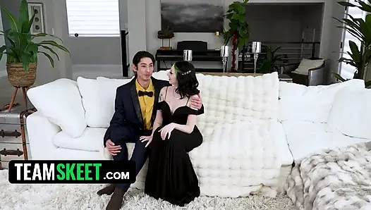 Дружеская зона Дэвид Ли, наконец-то делает свое движение, а Kitty перед камерой сдается