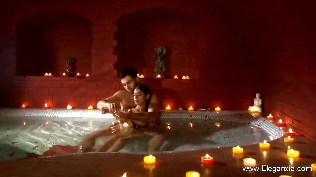 Une brune à petits seins prend du plaisir sous tous les aspects dans la salle de bain