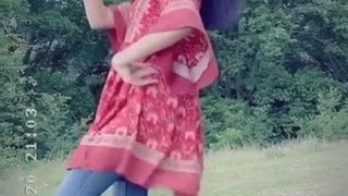 Сексуальная британская пакистанка исполняет сексуальный танец