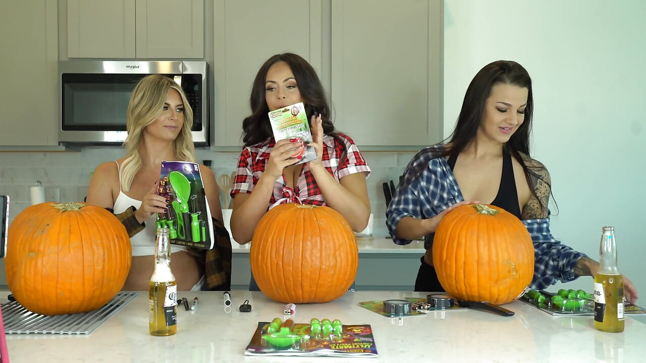 Kiki Mariah_970 Evelin Carve Pumpkins Nude Photoshoot After