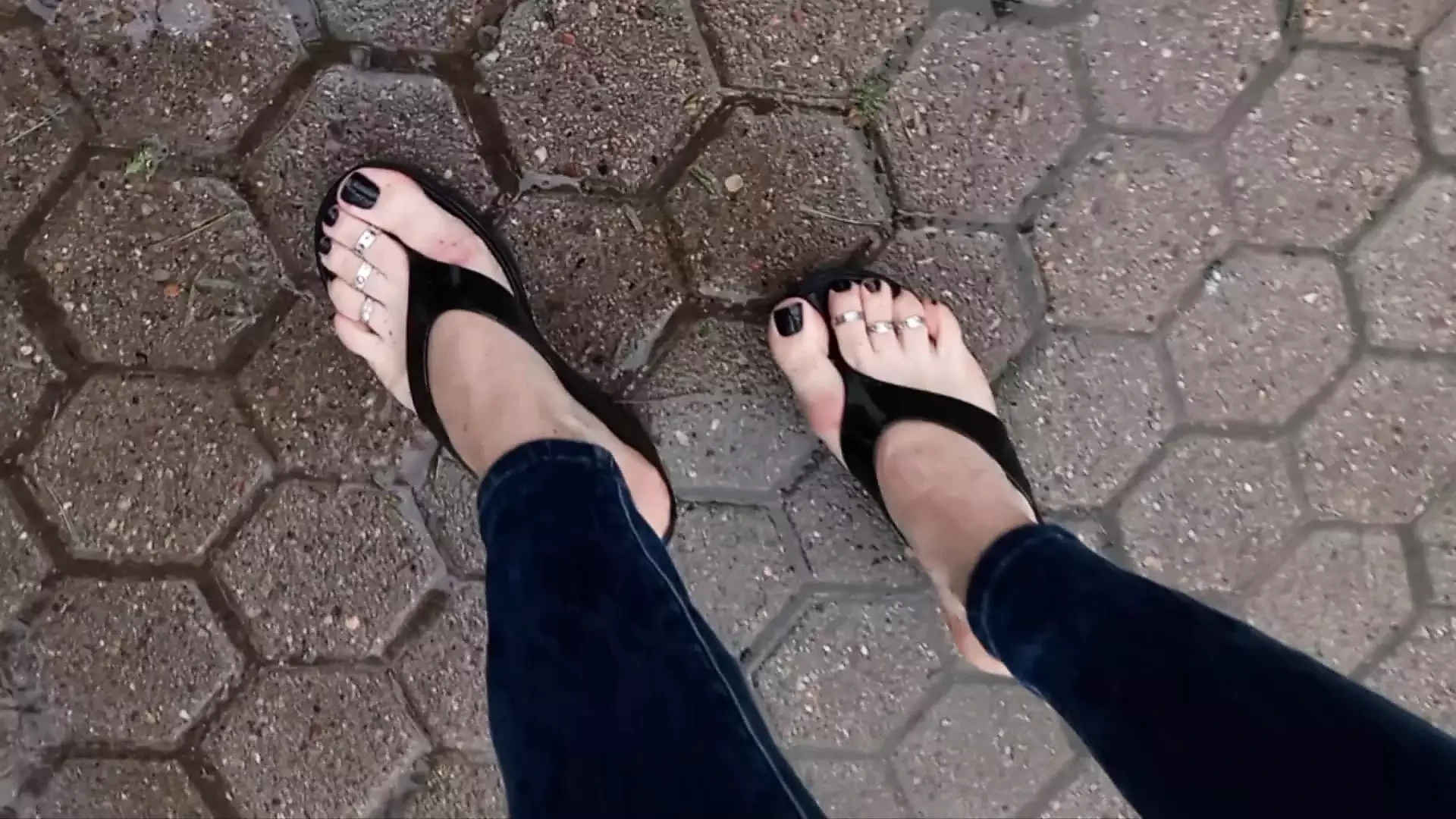 雨の中のセクシーな足