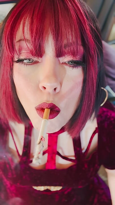 Kadife ve sigara! Tina Snua chain sigara içiyor 2 mantar 100 sigara - sürüklenen omi ome snap sigara içeni içine alıyor