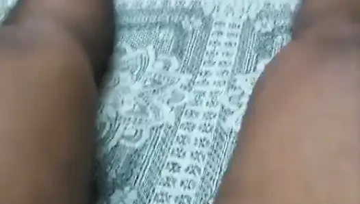 Istriku sedang dalam mood untuk seks.