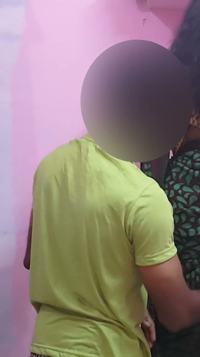 美麗的印度阿姨在屋外工作，小男孩我把她抱進房間，享受她的性愛。 | 短片 1