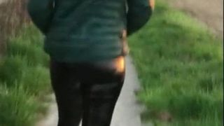 Milf con leggings in pelle stretti che mostra il suo culo grosso !!!