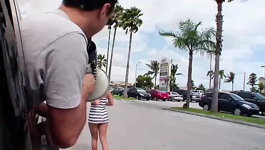 Шлюшка показывает свою задницу на улице, и ее трахнул ее безумный бойфренд