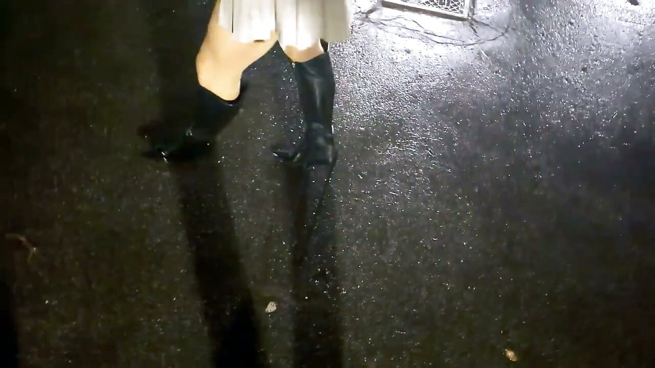 Naka-superminiskirt at 2 magkaibang pantyhose