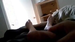 Ik masturbeer in mijn kingsize bed