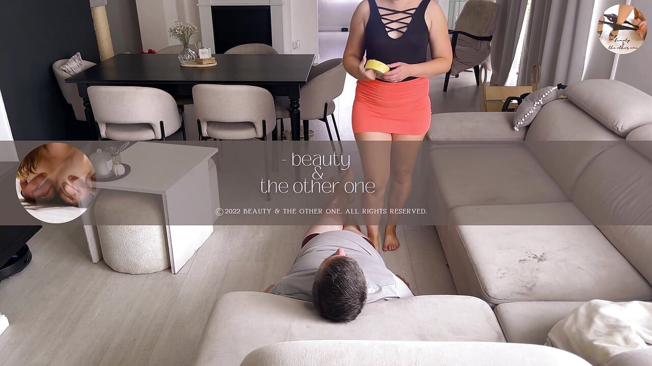 אשת חובבנית יושבת על הפנים ומזיינת גס את פני הבעל