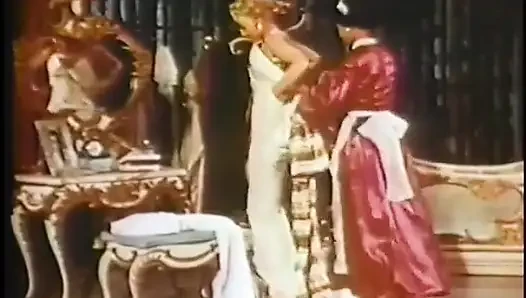 Bazı ateşli retro kızların dans edip kıyafetlerini çıkarlarını izleyin