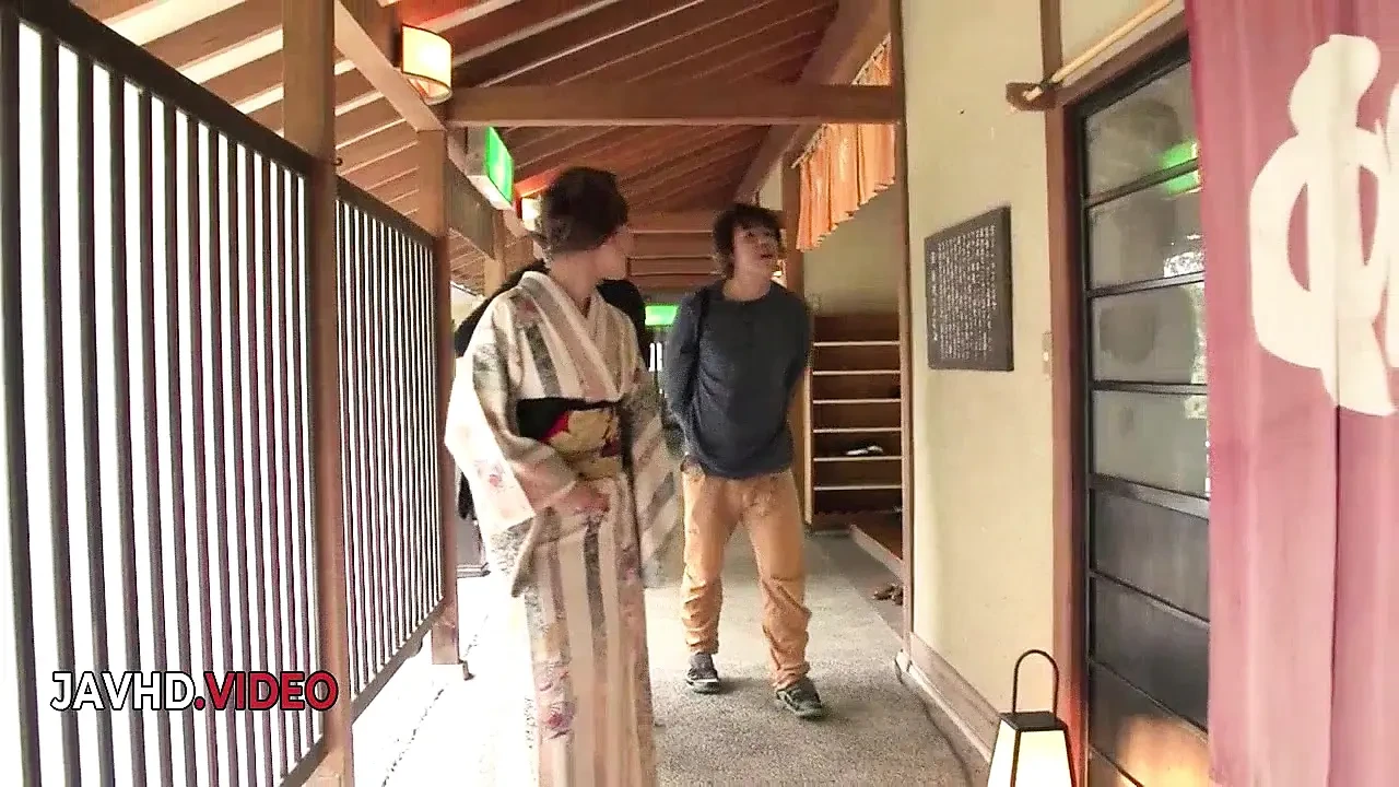 Yoğun zevk Japon aoi mizunos rüyasında açık havada sakso çekiyor