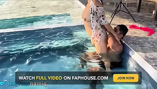 Di Kolam Renang Orang Tua Saya