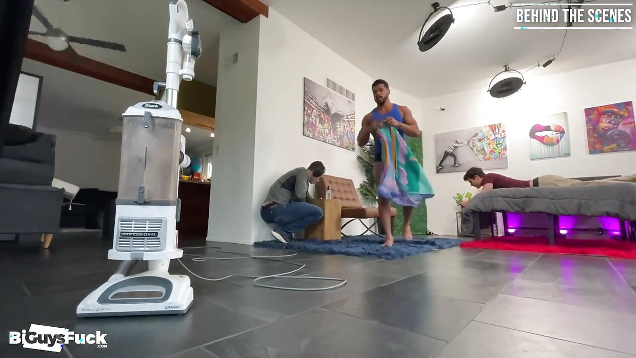מאחורי הקלעים, צילומים ביסקסואליים