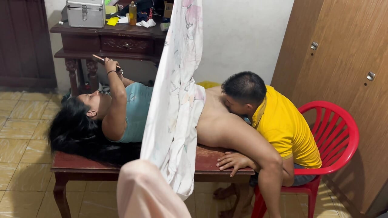 tiri perempuan memeriksakan vaginanya saat sendirian