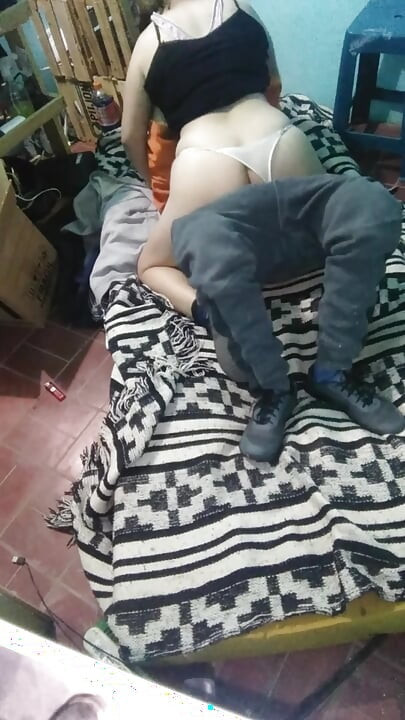 Menina com vestido montano com o colchão no chão