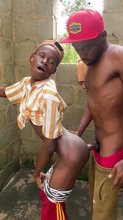 Thug Dude Fucking a Twink in an Uncomplicated Building