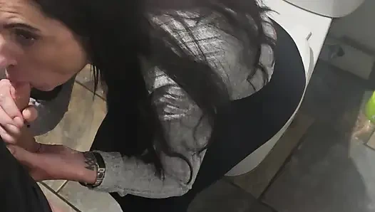 Gerçek orta yaşlı seksi kadın yine banyoda yarak alıyor!