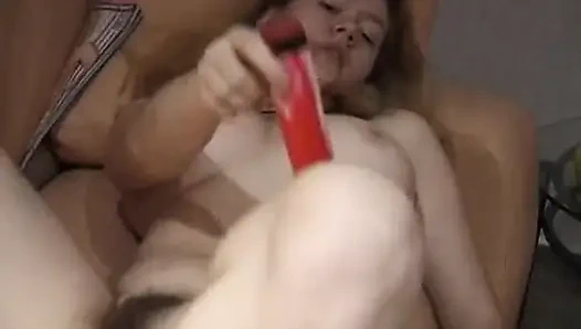 Pirang semok bermain-main dengan memeknya yang berbulu