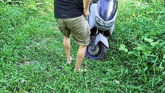 Pertama kali dudukin sepeda motor sama orang asing dan ngentot habis-habisan di hutan