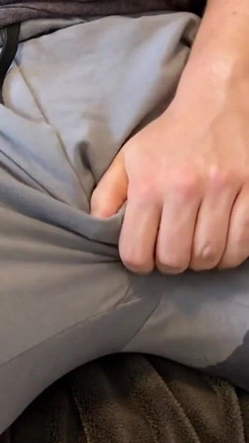 「ハンズフリーの大声で喘ぐ中出し、パンツで中出し、巨大な中出し、大声で男性の喘ぎ声」から必見の瞬間
