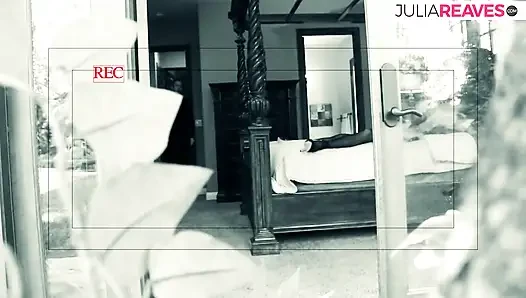 Sexy mädchen stöhnt, als sie einen monsterschwanz bis zum abspritzen reitet