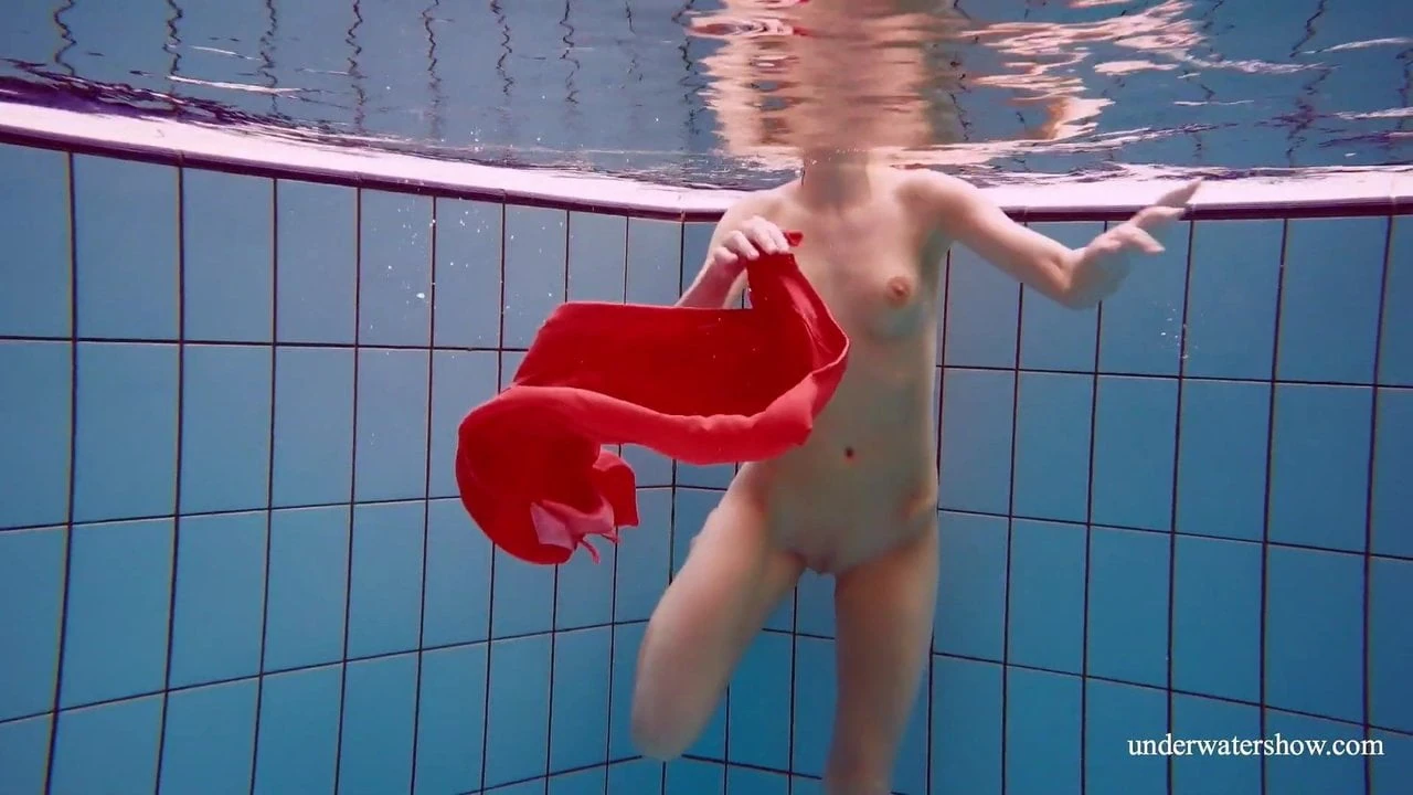 Avenna, chatte nue sexy, nage nue dans la piscine