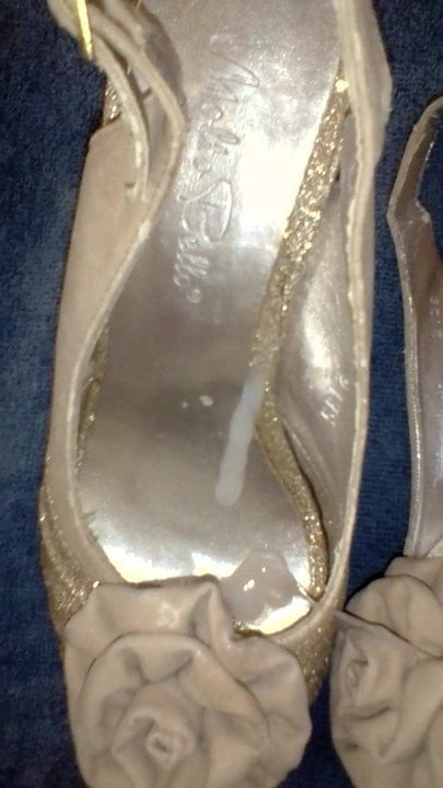 Tacones dorados cumshot