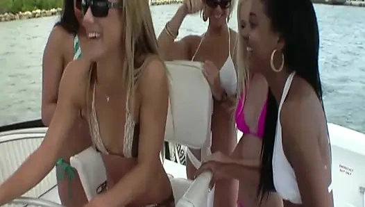 Schmutzige Freundinnen Yacht-dreier-fickfest