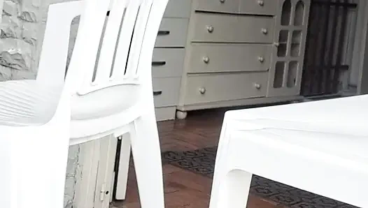 Ben ve Dai Belan, neredeyse çıplak, dairenin balkonunu yıkıyorduk ve komşular bizi izliyordu