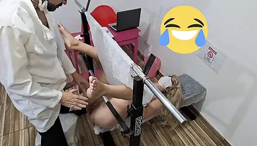 Billiger und geheimer arzt, der eine verheiratete frau besucht