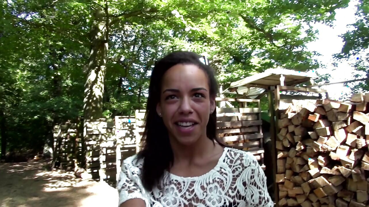 Buitenshuis trio knal voor sexy brunette