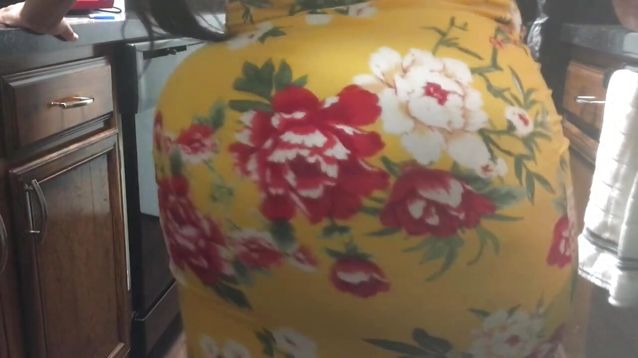 Smutsig Diana twerking del 2 i en gul sundress