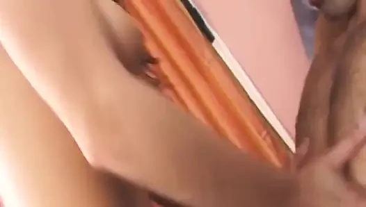 Cewek hot rambut cokelat ini muncrat di pinggir kolam renang sampai lubangnya menganga lebar
