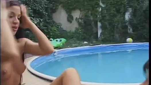 Dua gadis berambut cokelat menikmati menjilati dan meraba vagina mereka di dekat kolam renang