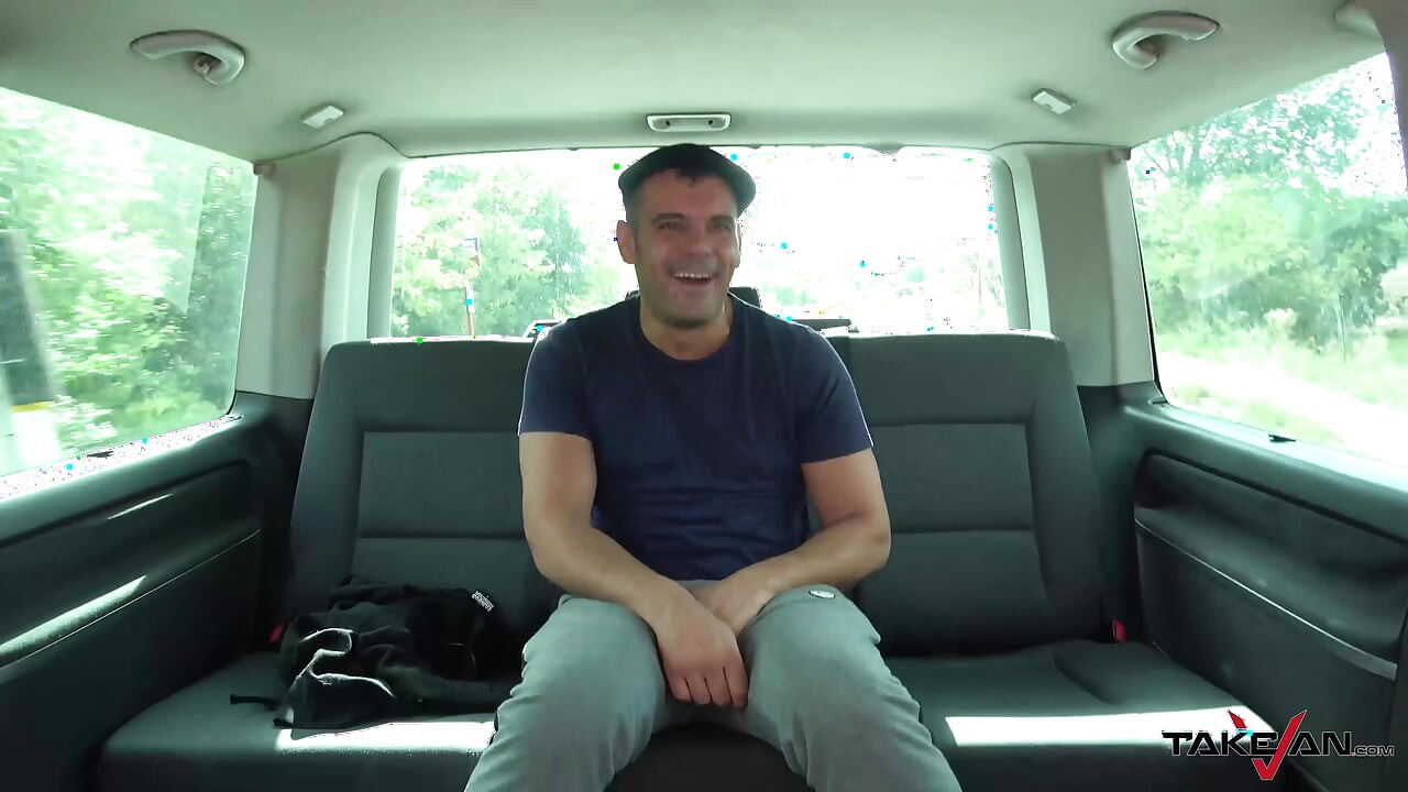 Peitos de silicone estão tremendo na estrada porque ela gosta de sexo na van