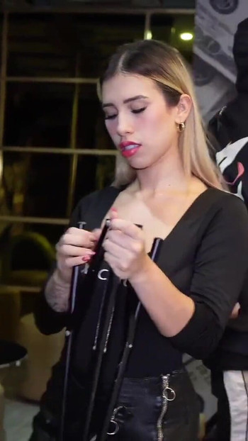 Moment à voir absolument de « Un fan rencontré de Sexdater gagne la chance de me donner sa grosse bite à grosse bite - partie 1 »