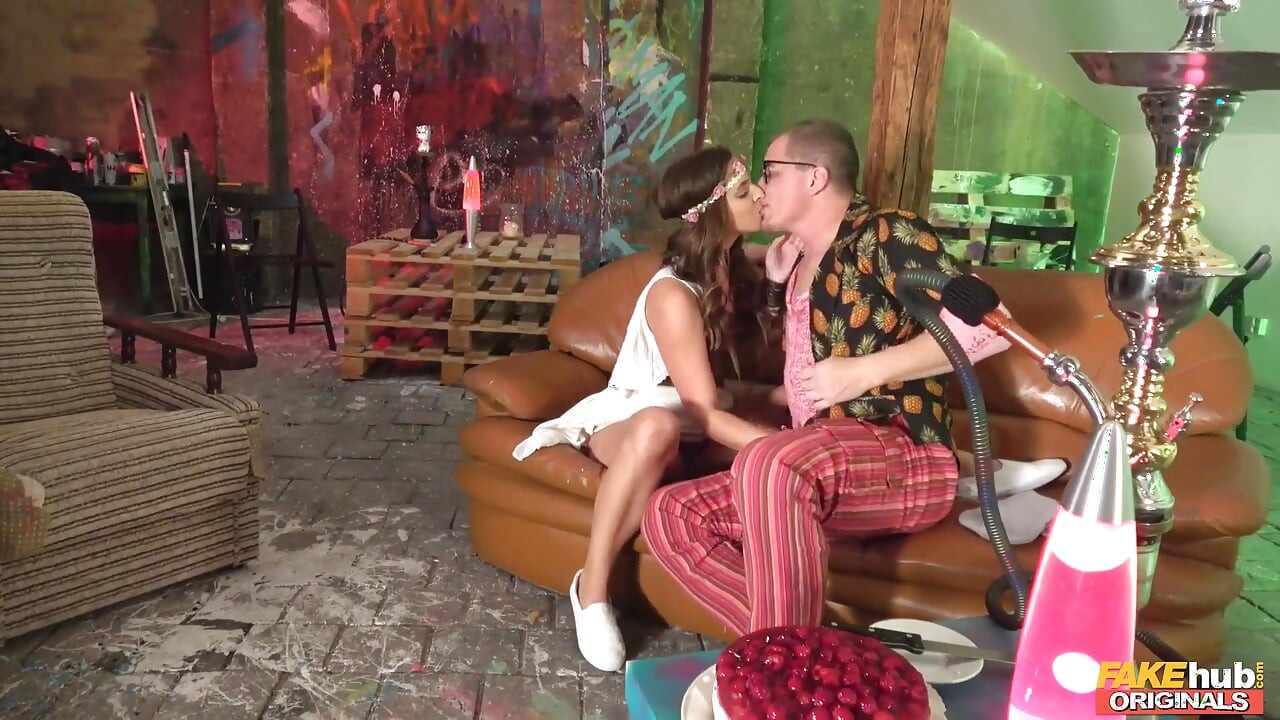 Fakehub Originals - die brünette Amirah & steve treffen sich indoor in einem Café, bevor sie muschi lecken und eine unordentliche gesichtsbesamung